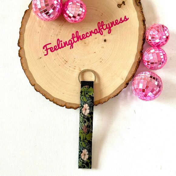 Boho Wristlet Keychain - Bohemian Key Holder Accessory (Black backgrnd  Daisies) - Picture 1 of 3